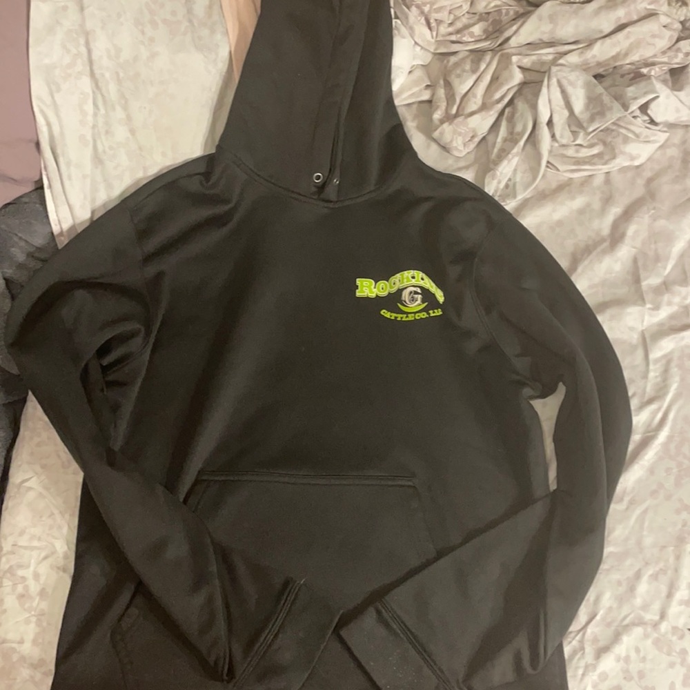 This is a pull over jacket it’s a small